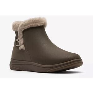 Clarks‎ Cloudsteppers Breeze Fur Dark Olive Combination Size 9W Women’s Faux Fur